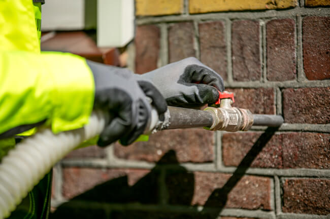 Aanbrengen spouwmuurisolatie met wol